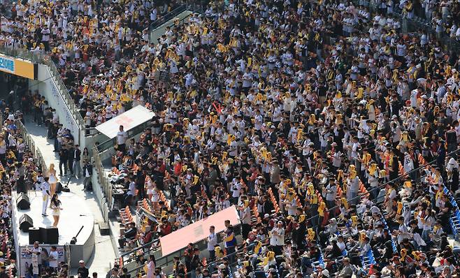 2024년 현재 KBO리그는 10개의 팀이 9개의 구장에서 경기를 펼친다. 사진은 지난 23일 서울 송파구 잠실야구장에서 열린 '2024 신한 SOL 뱅크 KBO리그' 공식 개막전 한화 이글스와 LG트윈스의 경기를 찾은 야구팬들이 열정적인 응원을 펼치는 모습. /사진=뉴스1