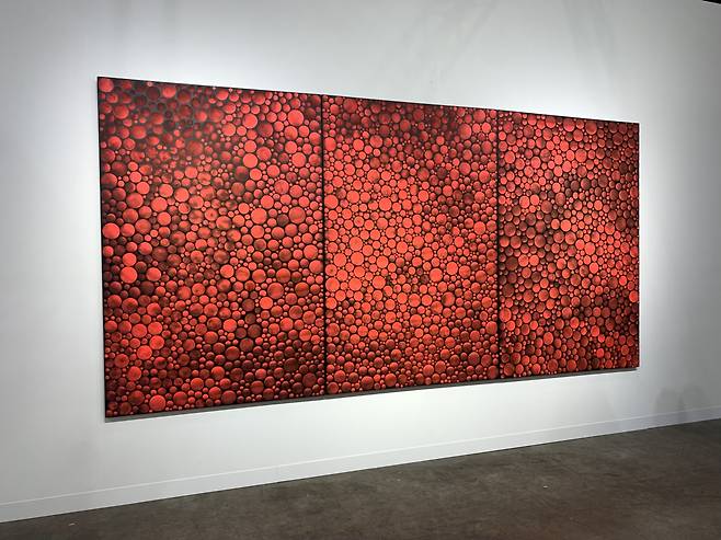 올해 아트바젤 홍콩 대표작으로 거론되는 쿠사마 야요이의 2000년작 작품인 ‘Infinity Dots CR (1-3)’(67억원). VIP 사전 관람(프리뷰)에서 판매되지 않았다. [홍콩=이정아 기자]