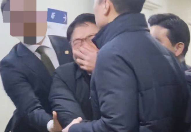 임현택 의협 회장 당선자가 지난 달 대통령 참석 행사에서 경호처 직원들에게 '입틀막' 당한 채 끌려 나가는 모습. 연합뉴스