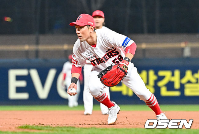 [OSEN=광주, 박준형 기자] 26일 오후 광주기아챔피언스필드에서 ‘2024 신한 SOL BANK KBO리그’ KIA 타이거즈와 롯데 자이언츠의 경기가 진행됐다.5회초 롯데 박승욱의 내야땅볼 타구를 서건창 1루수가 호수비 펼치며 잡아내고 있다 2024.03.26 / soul1014@osen.co.kr