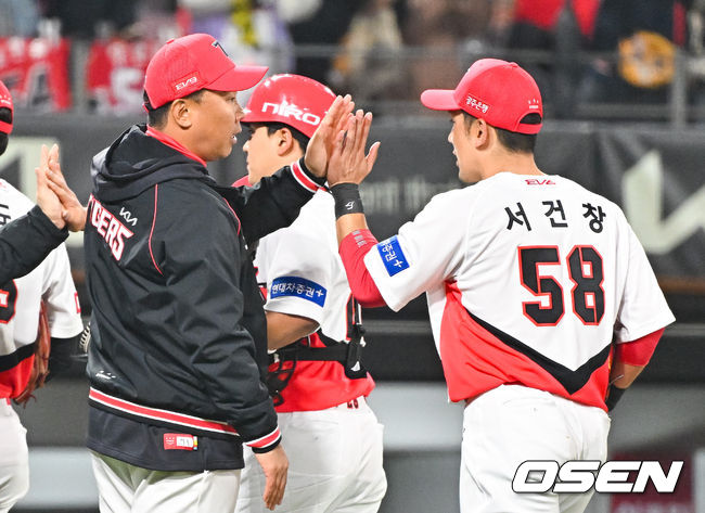 [OSEN=광주, 박준형 기자] KIA 타이거즈가 2연승을 달렸다. KIA는 26일 광주-기아 챔피언스필드에서 열린 '2024 프로야구 SOL bank KBO리그' 롯데 자이언츠와의 경기에서 팽팽한 승부를 펼친 끝에 2-1로 역전승을 거두었다. 최형우가 동점솔로포, 소크라테스가 역전타를 터트렸다. 개막 2연승을 달렸고 롯데는 타선의 집중력 부재로 아쉬운 개막 3연패에 빠졌다.  경기종료 후 KIA 이범호 감독이 서건창과 하이파이브를 하고 있다. 2024.03.26 / soul1014@osen.co.kr