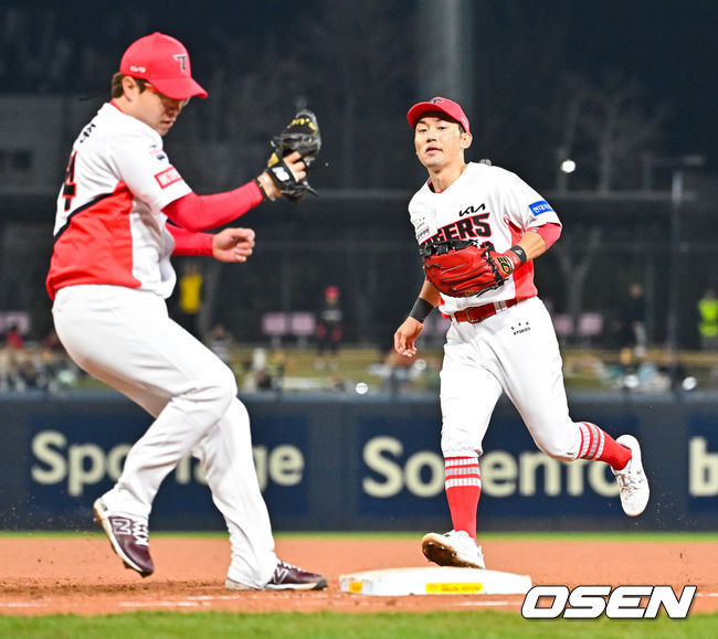 [OSEN=광주, 박준형 기자] 26일 오후 광주기아챔피언스필드에서 ‘2024 신한 SOL BANK KBO리그’ KIA 타이거즈와 롯데 자이언츠의 경기가 진행됐다.4회초 2사 롯데 유강남의 내야땅볼때 서건창 1루수가 양현종에게 토스 수비를 하고 있다. 2024.03.26 / soul1014@osen.co.kr