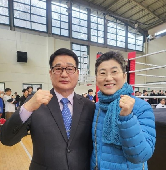 지난 23일 관악구협회장배 복싱대회에 참석해 선수들을 격려한 유정희 의원(오른쪽)
