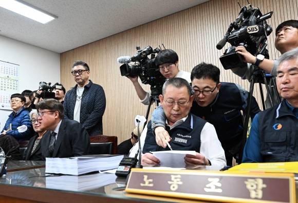 서울 시내버스 노조의 총파업 예고 전날인 27일 오후 서울 영등포구 서울지방노동위원회에서 김정환 서울시버스운송사업조합 이사장(왼쪽)이 조정회의에서 발언하고 있다. 2024.4.27 홍윤기 기자