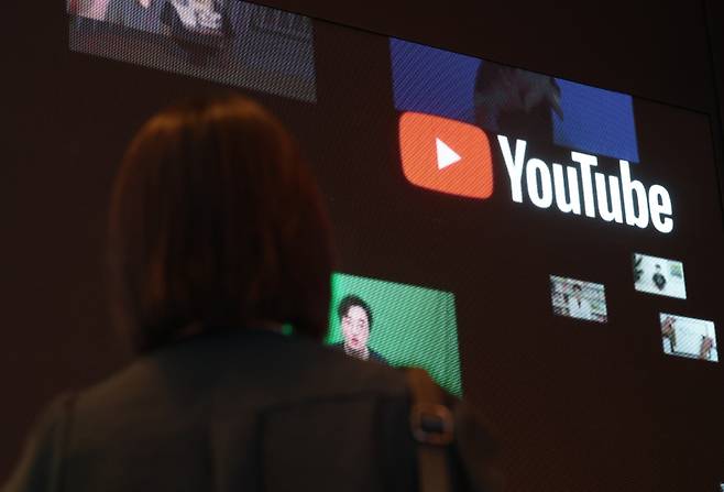 구글코리아가 지난해 9월21일 서울 중구 신라호텔에서 연 '구글 포 코리아 2023' 행사에서 관람객들이 유튜브 15주년 기념 사전 전시를 둘러보고 있다. ⓒ연합뉴스