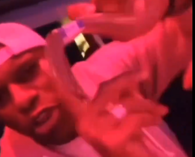 로버트 아르볼레다가 지폐 뭉치를 보이고 있다. 이 장면 바로 뒤에 댄서가 춤을 주는 장면이 이어진다. 인스타그램