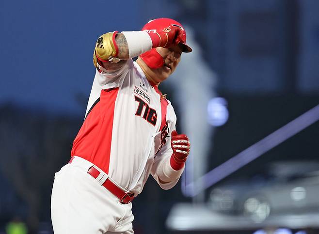 KIA 최형우가 27일 광주 롯데전에서 1회 2점 홈런을 때린 뒤 세리머니 하고 있다. 연합뉴스