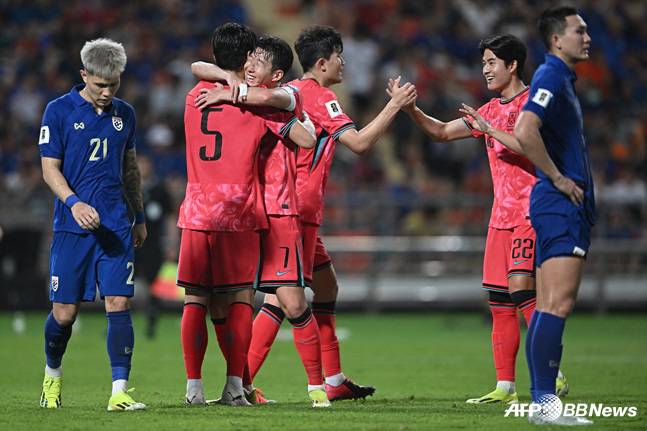 박진섭(왼쪽에서 두 번째)의 골을 축하하는 손흥민. /AFPBBNews=뉴스1