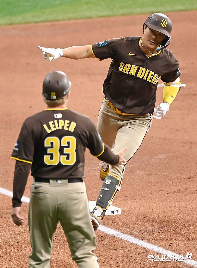 미국 메이저리그 샌디에이고 파드리스의 김하성. 27일 미국 캘리포니아주 샌디에이고의 펫코파크에서 열린 2024 메이저리그 시범경기 시애틀 매리너스와 홈 경기에서 5번타자 겸 유격수 선발출전, 2타수 1안타 1타점을 기록했다. 사진 엑스포츠뉴스 DB