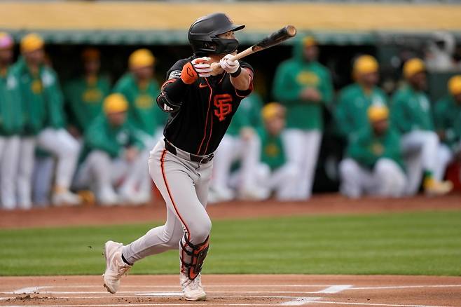 샌프란시스코 자이언츠 외야수 이정후가 26일 미국 오클랜드에 위치한 오클랜드 콜리세움에서 열린 2024 미국프로야구 메이저리그 오클랜드 애슬레틱스와의 시범경기에 1번타자 겸 중견수로 선발 출전, 3타수 무안타 1볼넷을 기록했다. 시범경기 타율은 0.414에서 0.375로 하락했다. 사진 AP 연합뉴스