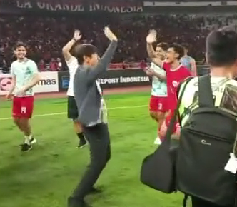 신태용 인도네시아 감독이 20년 동안 이어졌던 베트남 원정 무승 징크스를 깼다. 26일 베트남 하노이 미딘 국립경기장에서 열린 2026 북중미 월드컵 아시아 2차예선 F조 4차전 원정 경기에서 3-0 대승을 거두고 적지서 댄스파티를 열었다. 베트남은 필립 트루시에 감독을 전격 경질하기로 했다. SNS