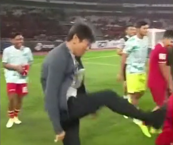 신태용 인도네시아 감독이 20년 동안 이어졌던 베트남 원정 무승 징크스를 깼다. 26일 베트남 하노이 미딘 국립경기장에서 열린 2026 북중미 월드컵 아시아 2차예선 F조 4차전 원정 경기에서 3-0 대승을 거두고 적지서 댄스파티를 열었다. 베트남은 필립 트루시에 감독을 전격 경질하기로 했다. SNS