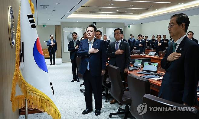 윤석열 대통령, 국무회의 국민의례 (서울=연합뉴스) 홍해인 기자 = 윤석열 대통령이 26일 서울 용산 대통령실 청사에서 열린 국무회의에서 국기에 경례하고 있다. 2024.3.26 hihong@yna.co.kr