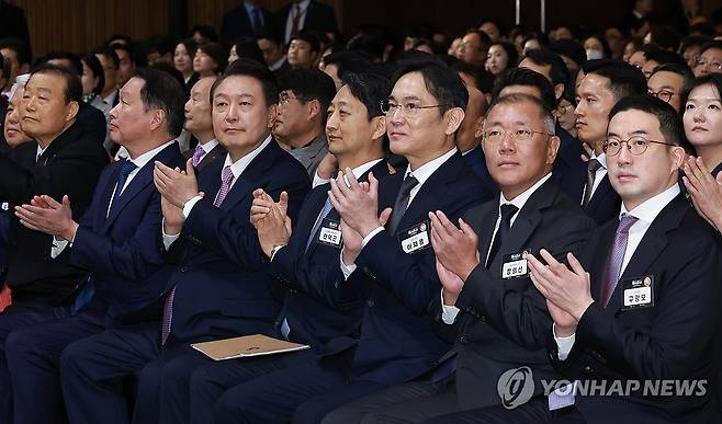 상공의 날 기념식에 참석한 윤 대통령과 재계 총수들 [연합뉴스 자료사진]