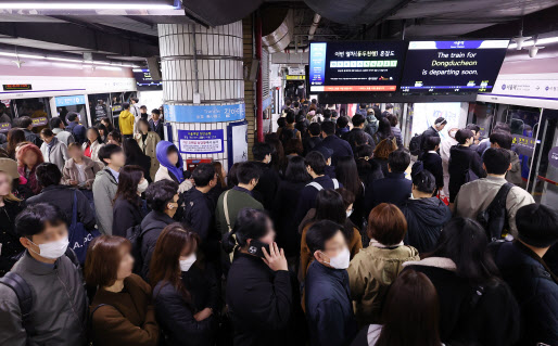서울 시내버스 총파업이 시작된 28일 오전 중구 서울역 지하철 승강장이 시민들로 붐비고 있다.(사진=연합뉴스)