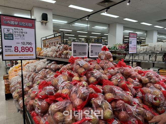 지난 27일 충남 아산시에 위치한 이마트 아산점에 사과가 진열돼 있다.(사진=이데일리 김은비 기자)