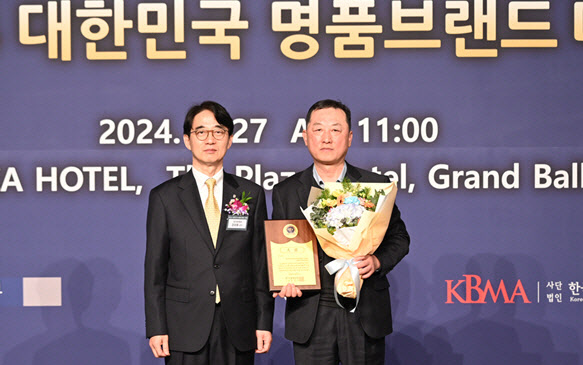 (왼쪽부터)김상용 심사위원장, 김병철KCGI자산운용 대표이사 부회장.(사진=KCGI자산운용)