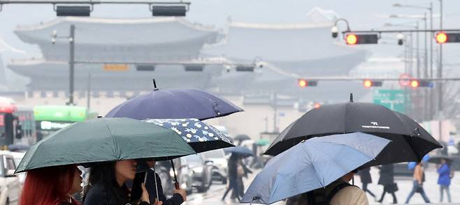 봄비가 내린 28일 오전 서울 광화문 네거리에서 시민들이 우산을 쓰고 이동하고 있다.(사진=뉴스1)