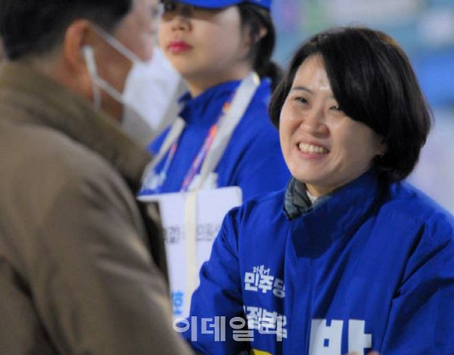 22대총선 공식 선거운동 첫날인 28일 오전 박지혜 후보가 시민들과 인사하고 있다.(사진=선거사무소 제공)