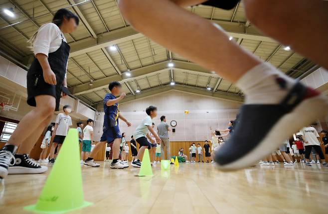 4일 오후 경기도 시흥시 한 초등학교 강당에서 5학년 4개반 학생들이 6교시 학년 통합 체육수업을 받고 있다. (사진=뉴시스)