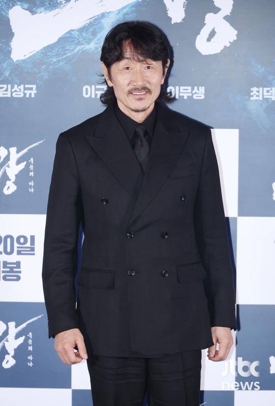 12일 오후 서울 송파구 잠실 롯데시네마 월드타워점에서 영화 '노량 : 죽음의 바다' 언론시사회가 열렸다. 김한민 감독과 김윤석, 백윤식, 정재영, 허준호, 김성규, 이규형, 이무생, 최덕문, 안보현, 박명훈, 박훈, 문정희가 참석했다. 김현우 엔터뉴스팀 기자 kim.hyunwoo3@jtbc.co.kr (콘텐트비즈니스본부)