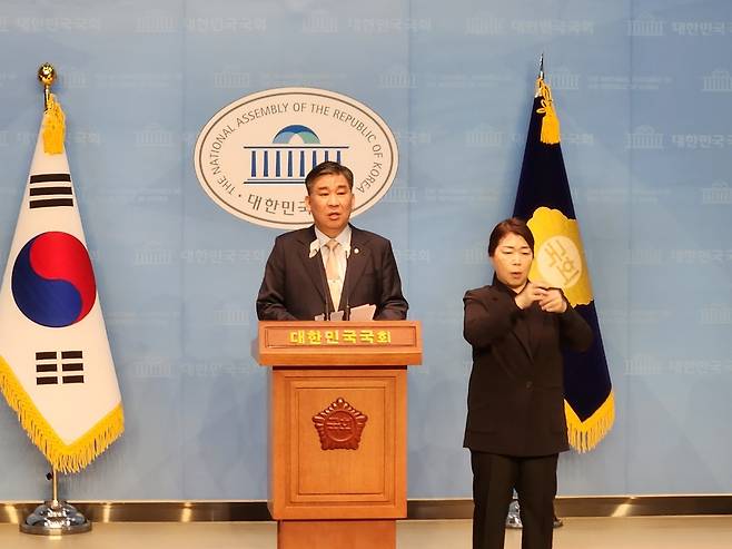 최승재 국민의힘 의원이 28일 국회 소통관에서 기자회견을 진행하고 있다. (최승재 의원실 제공) ⓒ 뉴스1