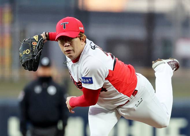 26일 광주기아챔피언스필드에서 열린 프로야구 롯데 자이언츠와 KIA 타이거즈의 경기. KIA 선발투수 양현종이 투구하고 있다. 연합뉴스.
