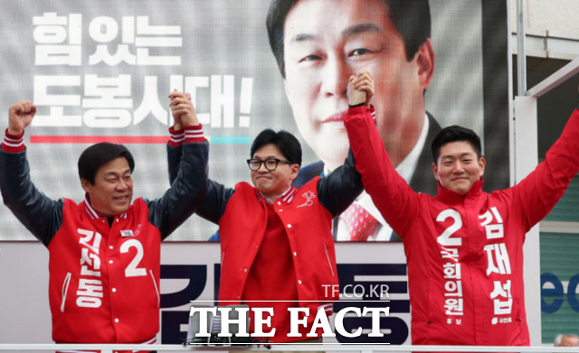 한동훈 국민의힘 비상대책위원장은 28일 오후 서울 도봉구 홈플러스 방학점 앞에서 유세차량에 올라 김재섭 도봉구갑 후보, 김선동 도봉구을 후보의 지지를 호소하고 있다. /뉴시스