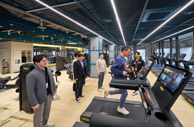 LG 직원들이 LG트윈타워 동관 2층에 신규 조성된 ‘트윈 피트니스’에서 운동기구를 체험하고 있다. 이 곳은 최대 110명이 동시에 이용할 수 있는 시설이다.  (사진=LG)