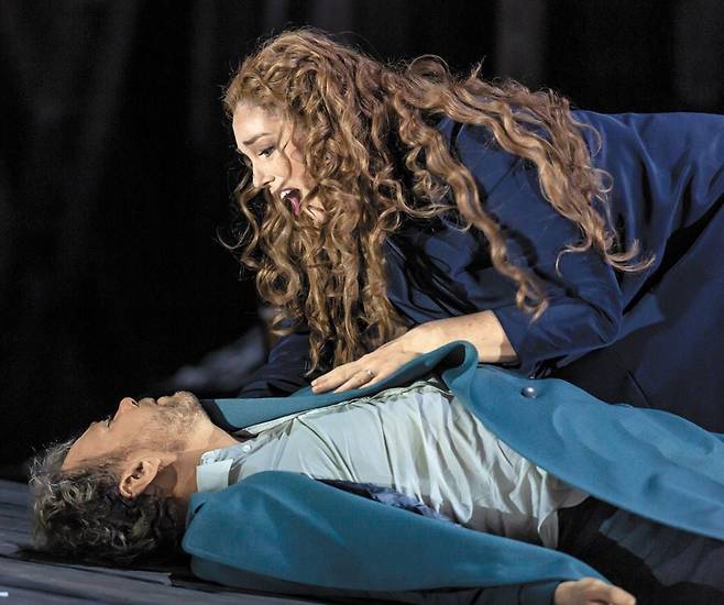 리하르트 바그너가 1865년에 선보인 오페라〈트리스탄과 이졸데〉에서 남자 주인공 트리스탄이 죽음을 맞는 장면. /라이프치히 오페라