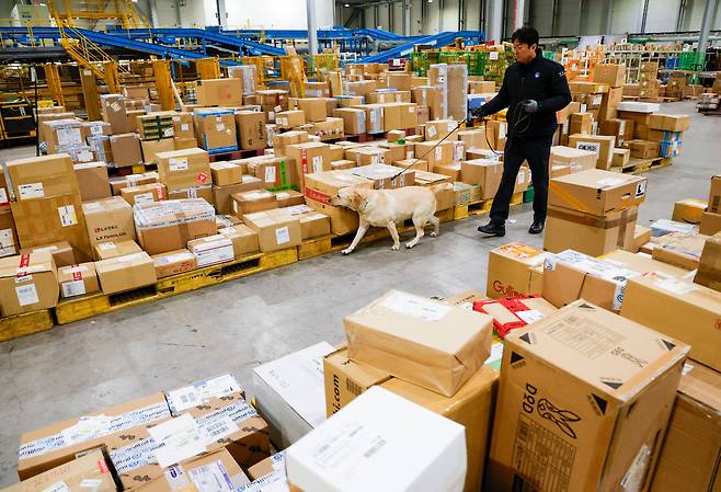 인천공항본부세관 특송물류센터에서 해외에서 배송된 수화물./뉴스1