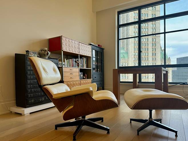찰스 임스(Charles Eames)의 작품. 이름은 라운지체어지만 의자와 침대의 중간쯤인 ‘셰즈 롱그’에 가깝다. /박진배