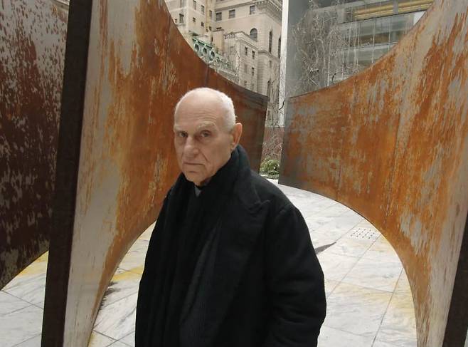 2007년 자신의 작품 '시간의 문제(The Matter of Time)' 앞에 선 조각가 리처드 세라 /게티이미지
