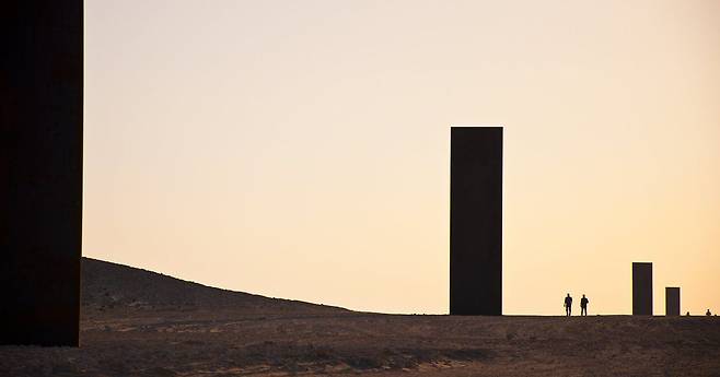 2014년 카타르 제크리트 사막에 설치된 리처드 세라의 작품 '동서/서동' /카타르뮤지엄
