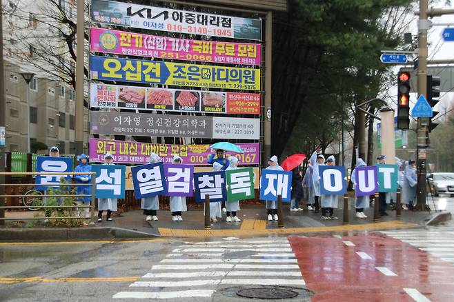 28일 전주 서신동의 한 사거리에서 피켓을 든 더불어민주당 유세원들./김민기 기자