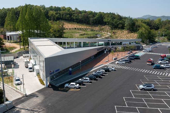 대한민국 1호 고속도로 휴게소인 추풍령휴게소의 전경. 추풍령휴게소는 1971년 문을 열었다. /한국도로공사 제공