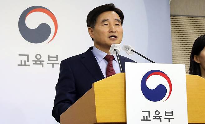 오승걸 한국교육과정평가원장이 28일 오전 세종시 정부세종청사에서 2025학년도 대학수학능력시험 시행 기본계획을 발표하고 있다./뉴스1