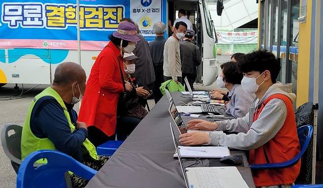 어르신들이 정부 지원 무료 결핵검진을 신청하는 모습. 2011년 5만491명으로 사상 최고치를 기록한 결핵 환자는 지난해 2만 명 아래로 떨어졌지만 여전히 꾸준하게 발생하고 있다. 질병관리청 제공
