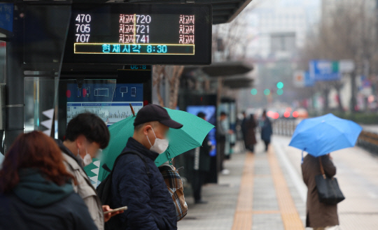 서울 시내버스 총파업이 시작된 28일 오전 서울 종로의 한 버스 정류장에서 시민들이 버스를 기다리고 있다.  <연합뉴스>