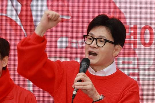 한동훈 비상대책위원장 28일 서울 신촌 유플렉스 인근에서 지지를 호소하고 있다. <연합뉴스>