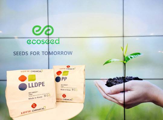 재활용 소재가 적용된 PE(폴리에틸렌)·PP(폴리프로필렌) 25㎏ 제품 포장백. 롯데케미칼 제공.
