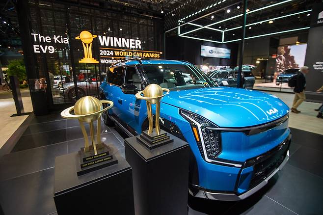 2024 뉴욕오토쇼 기아 전시관에 전시된 '2024 세계 올해의 차' EV9.