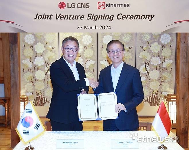 현신균 LG CNS 대표(왼쪽)와 프랭키 우스만 위자야 시나르마스 회장이 합작투자 계약을 체결하고 있다. [사진= LG CNS 제공]