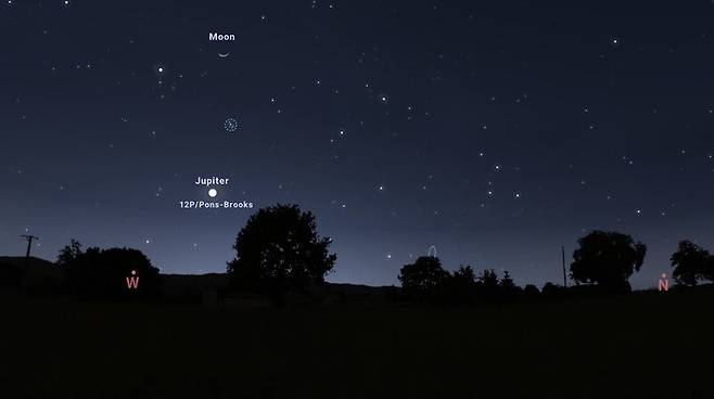 폰스-브룩스 혜성이 근일점에 도달하는 때인 4월12일 일몰 후의 서쪽 하늘. 초승달과 목성, 혜성을 거의 나란히 볼 수 있다. 스텔라리움