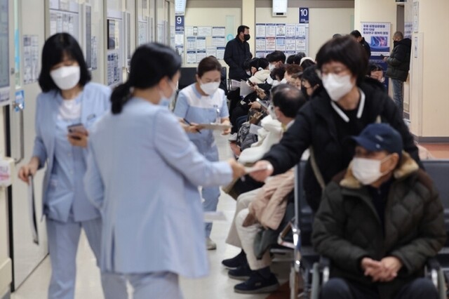 전공의 집단 이탈이 일주일 이상 이어지고 있는 가운데 지난 27일 오후 서울의 한 대학병원에서 간호사들이 분주히 움직이고 있다. 연합뉴스