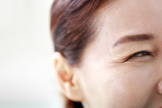 눈가는 주름살이 가장 먼저 나타나는 얼굴 부위로, 눈가 주름이 심해진다면 피부의 노화가 시작됐다는 신호일 수 있다./사진=클립아트코리아