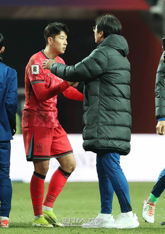 황선홍 임시감독이 21일 오후 서울 마포구 서울월드컵경기장에서 진행된 대한민국과 태국의 2026 북중미 월드컵 아시아지역 2차 예선에서 1대 1 무승부로 경기를 마친 후 손흥민을 격려하고 있다 상암=김민규 기자 mgkim1@edaily.co.kr /2024.03.21/