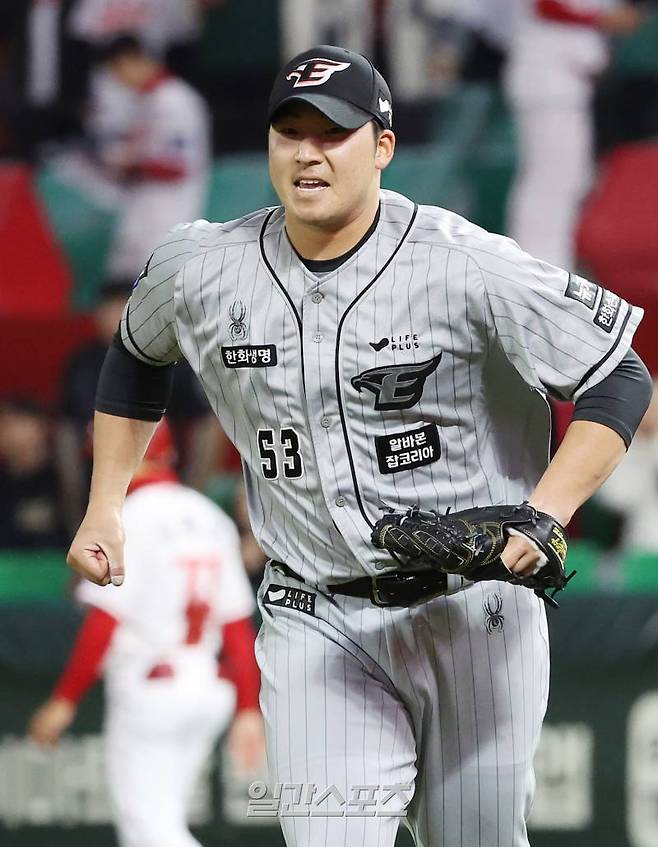 2024 프로야구 SSG랜더스와 한화이글스의 경기가 26일 오후 인천SSG랜더스필드에서 열렸다. 5회말 2사 1,2루 박성한을 내야땅볼로 처리한 김민우가 주먹을 불끈 쥐고 있다. 인천=김민규 기자 mgkim1@edaily.co.kr&nbsp;