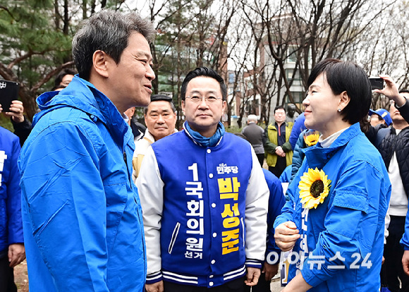 임종석 전 대통령비서실장이 28일 서울 왕십리역 광장에서 중구성동구 갑과 을에 각각 출마하는 전현희 후보와 박성준 후보 지원 유세를 하고 있다. [사진=곽영래 기자]