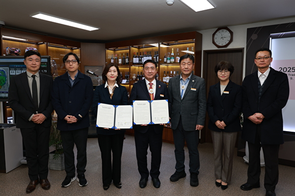 영동군과 한국토지주택공사(LH)가 28일 황간어울림센터 건립을 위한 실시협약을 맺고 있다. [사진=영동군]